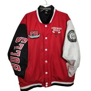 M803) Chicago Bulls Men's Logo Varsity Black Red Satin Bomber Jacket 2XL
